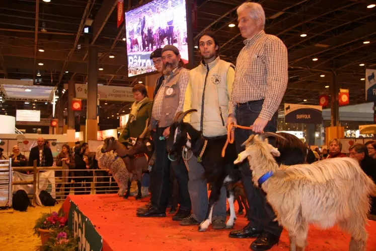 Visite de Michel Mercier à la chèvrerie.