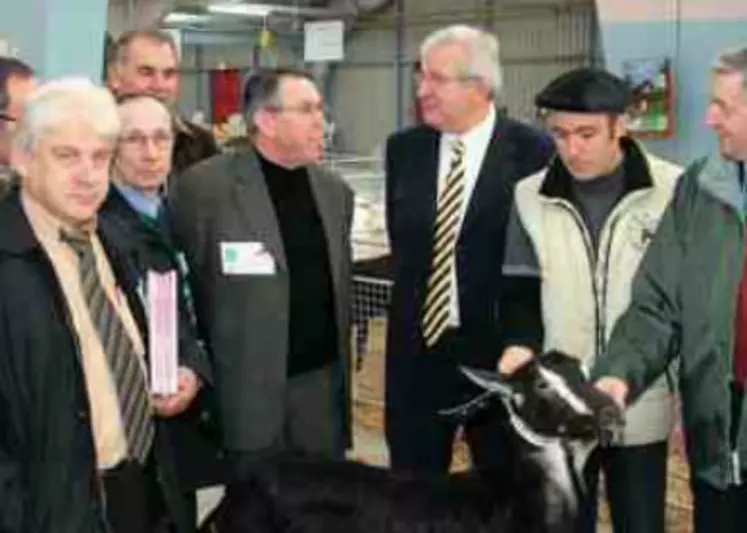 Rémi Boudaud, président de Capr'Inov, a invité Jean-Michel
Lemetayer, Jacky Salingardes
et Jean-Marie Morisset (président du Conseil général des Deux-Sèvres) à inaugurerCapr'Inov.