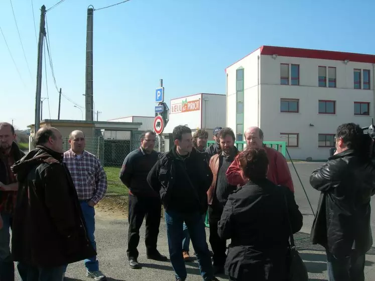 Eleveurs, engraisseurs et représentants de groupements de chevreaux ont manifesté mercredi 18 mars 2009 devant l'abattoir Loeul et Piriot à Thouars (79) pour protester contre les prix bas.