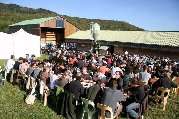 Repas à base de produits locaux et fermiers (le séchage en grange dans le fond)