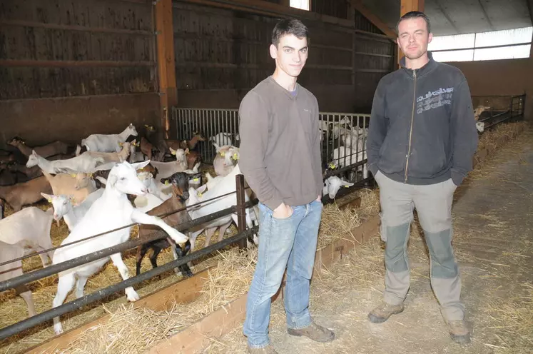 Yohan Cools et Lionel Béjaud ont investi dans un extracteur d’air dans le bâtiment des chevrettes pour diminuer les problèmes pulmonaires. © A. Villette