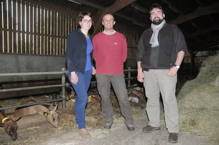 Emmanuelle et Sébastien Guillotteau, ici avec Bertrand Bluet (à droite) produisent 850 kilos de lait par chèvre en moyenne, à 37,5 de TB et 33,3 de TP. © A. Villette