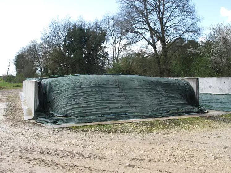 Un troisième silo va être construit pour pouvoir distribuer de l’ensilage toute l’année. © V. Bargain