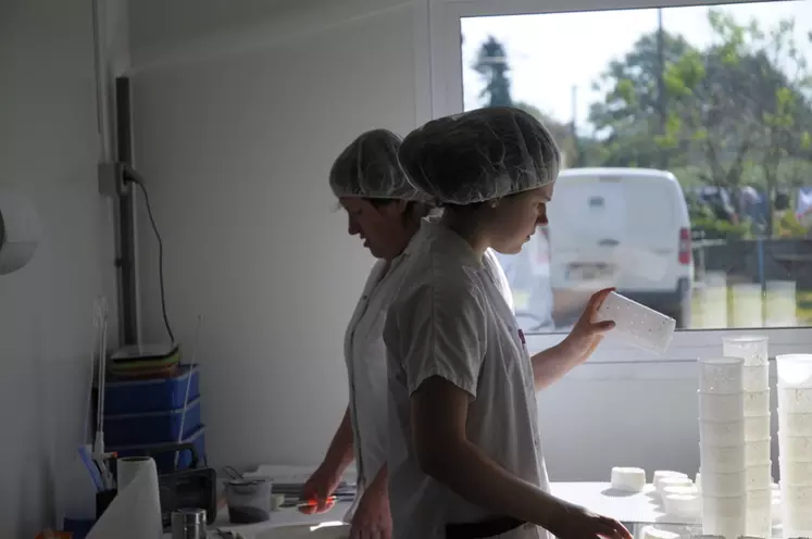 Mère et fille travaillent déjà ensemble sur l'exploitation. © M.-A. Batut