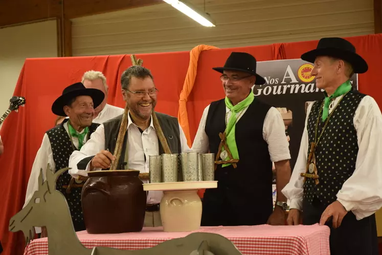 La soirée du 24 juin a été animée par les intronisations de Kacem Boussouar (photo), Cécile Laithier, Périco Légas, Jacky Salingardes, Jean-Philippe Bonnefoy, André Monjuré et Stéphane Vern par la Confrérie des chevriers du taleu. © D. Hardy