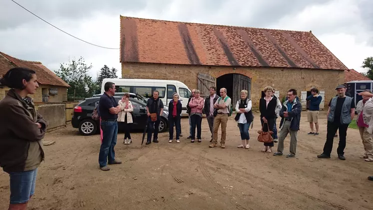 Une quarantaine de personnes ont conclu cette édition de Fromagora par la visite de deux exploitations caprines fermières : la Chèvrerie des Vifs chez Sophie Bonnet à Montceaux-l'Étoile et le Gaec Rizet à Oudry. © E. Boullu