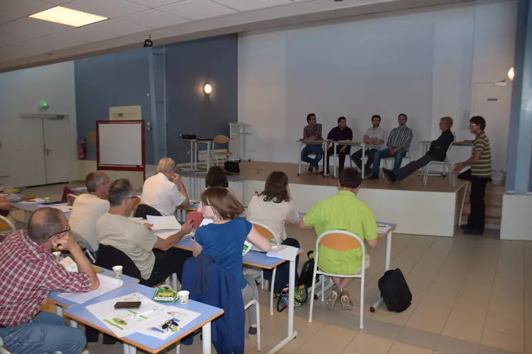 Une trentaine d’éleveurs et de technicien ont participé à la journée technique "Maîtrise des consommations d’eau et d’électricité : états des lieux et solutions en production laitière fermière" à Davayé (71). © D. Hardy