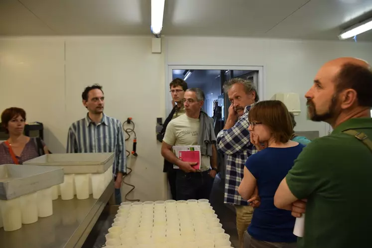 Une trentaine d’éleveurs et de technicien ont participé à la journée technique "Maîtrise des consommations d’eau et d’électricité : états des lieux et solutions en production laitière fermière" à Davayé (71). © D. Hardy