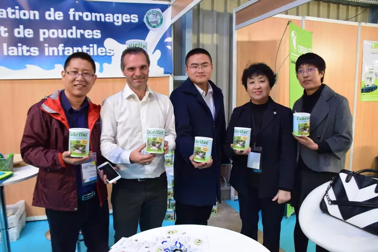 Les distributeurs chinois de la poudre de lait de chèvre sont venus en France pour découvrir la filière française lors de Cap’inov et visiter la laiterie vendéenne de Maillezais. © D. Hardy