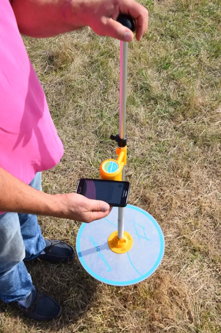 L’application sur smartphone du Grasshopper localise la parcelle grâce au GPS puis enregistre les mesures de l’herbomètre envoyées par Bluetooth. © D. Hardy