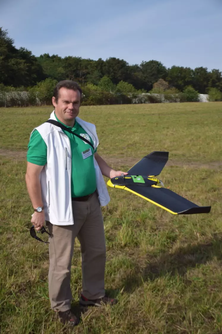 Jean-Philippe Bernard de la chambre d’agriculture de Charente-Maritime démarre, avec d’autres chambres d’agriculture, un projet de télédétection par drone pour développer un modèle de prédiction de production de biomasse par les prairies. © D. Hardy