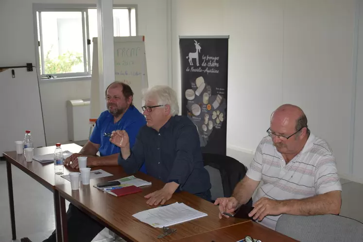 Franck Moreau, Jacky Salingardes et François Bonnet ont échangé avec la trentaine d’éleveurs présents à l’assemblée générale des chevriers de Nouvelle-Aquitaine et Vendée. © D. Hardy