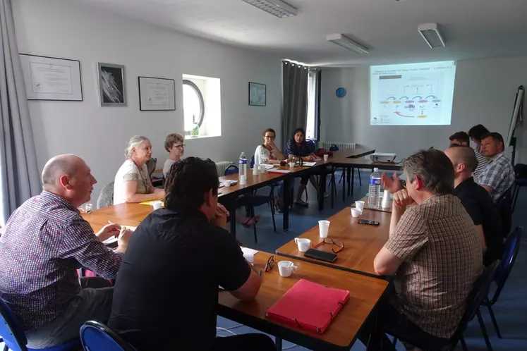 Quatre fromagers fermiers ont pu échanger avec cinq représentants des DDPP des Deux-Sèvres, de la Vienne et de Charente. © dr