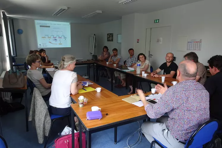 Quatre fromagers fermiers ont pu échanger avec cinq représentants des DDPP des Deux-Sèvres, de la Vienne et de Charente. © dr