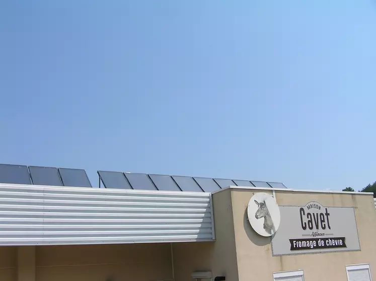 Les capteurs solaires sont placés sur le toit de l'entreprise. © P.-L. Berger