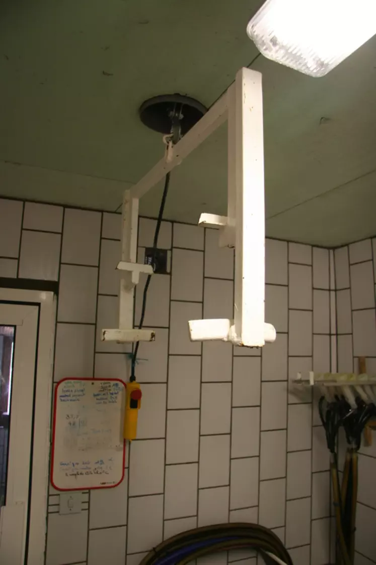 Un palan électrique peut soulever un tank ou une bassine afin de permettre ensuite l'écoulement par gravité. © D. Hardy