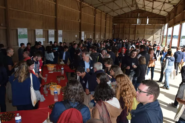 (Même légende pour les deux photos de l'encadré)Le repas convivial préparé par Bienvenue à la ferme a permis de favoriser les échanges entre éleveurs et techniciens tandis que le superbe plateau de fromage préparé par la Route du Chabichou et des Fromages de Chèvre mettait en valeur les chèvres régionaux. © D. Hardy