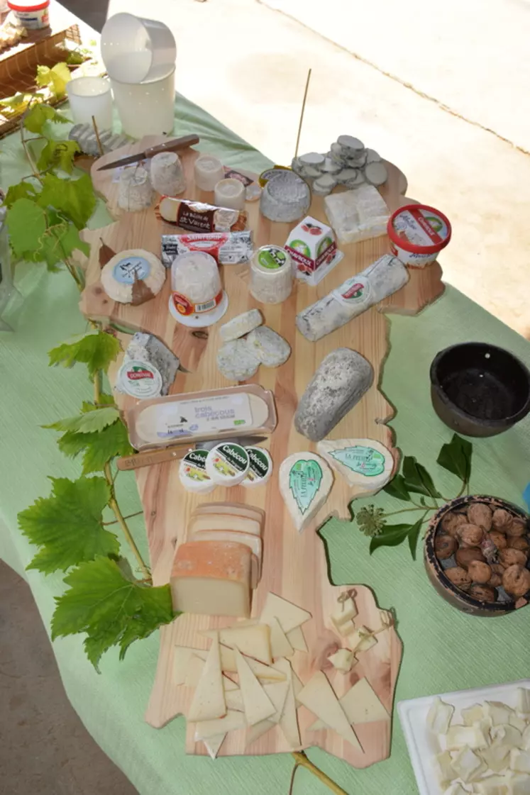 (Même légende pour les deux photos de l'encadré)Le repas convivial préparé par Bienvenue à la ferme a permis de favoriser les échanges entre éleveurs et techniciens tandis que le superbe plateau de fromage préparé par la Route du Chabichou et des Fromages de Chèvre mettait en valeur les chèvres régionaux. © D. Hardy