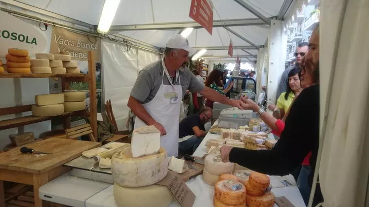 Porté par Slow Food, le salon Cheese réunit tous les deux ans les défenseurs du fromage au lait cru. © E. Boullu