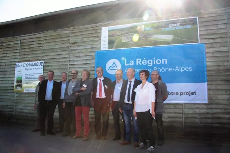 Lancement du projet d'agrandissement et de rénovation de la ferme du Pradel. De gauche à droite : Yves Lefrileux, André Le Gall, Frédéric Blanchard, Frédéric Golberg, Marc Chile, Patrick Escure, Emmanuel Ferrand et François Bacis. © B. Morel