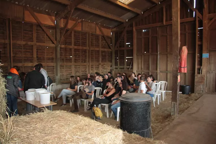 Les ateliers techniques dans la chèvrerie ont été attractifs pour les éleveurs. © B. Morel