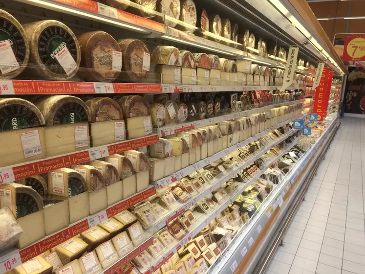 Dans les rayons des grandes surfaces espagnoles, les fromages pur chèvre sont rares par rapport aux fromages au lait de mélange contenant du lait de vache, de brebis ou de chèvre en proportion variable. © B. Baron