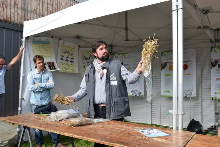 Bertrand Bluet de la chambre d’agriculture de l’Indre recommande de s’intéresser à la quantité mais aussi à la qualité des refus. © D. Hardy