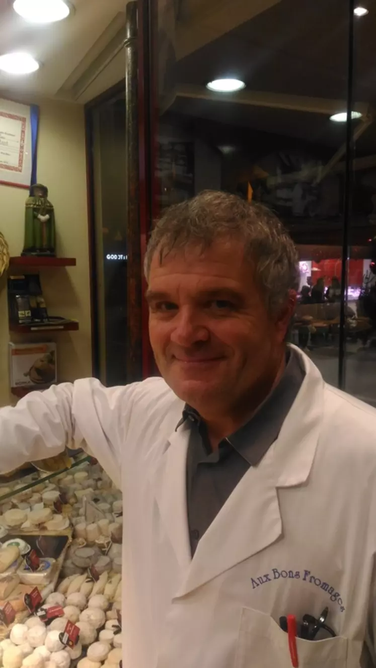 Claude Maret, président de la Fédération française des fromagers, tient sa boutique en plein cœur de la capitale. © B. Morel