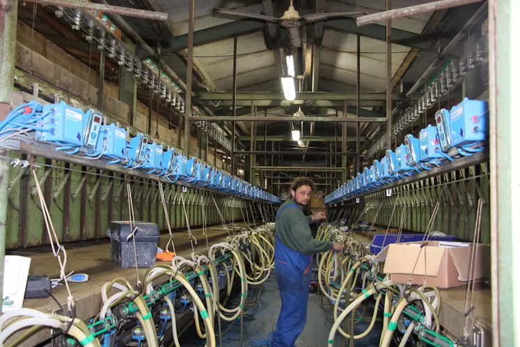Les compteurs de lait fonctionnent grâce à une puce située sur la patte de la chèvre et lue par un capteur placé sur les griffes. © V. Bargain