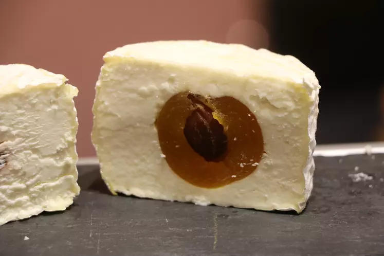 La fromagerie italienne s'amuse avec les accords fromage-fruits (ici un abricot) et propose des produits étonnants. © B.Morel