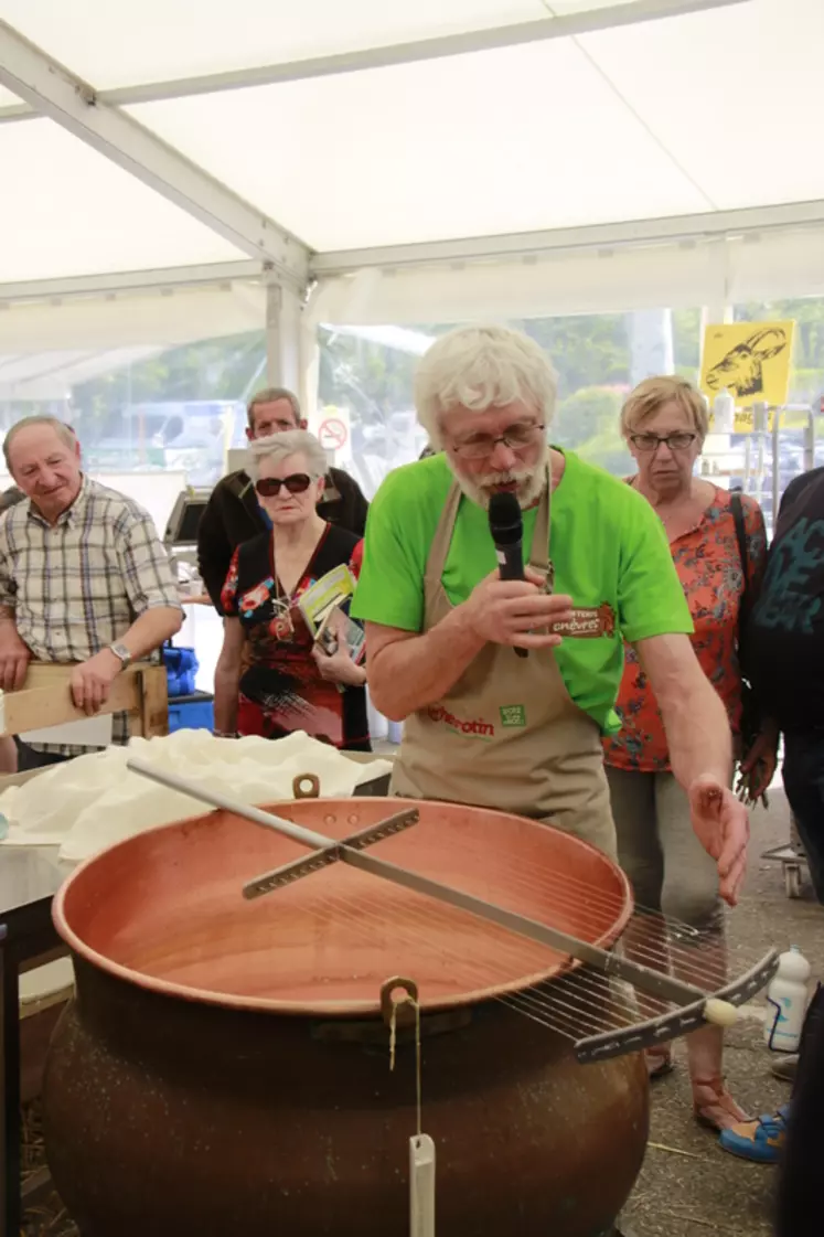 Les chevriers des Savoie font démonstration de leur savoir-faire fromager aux nombreux visiteurs. © Printemps des chèvres