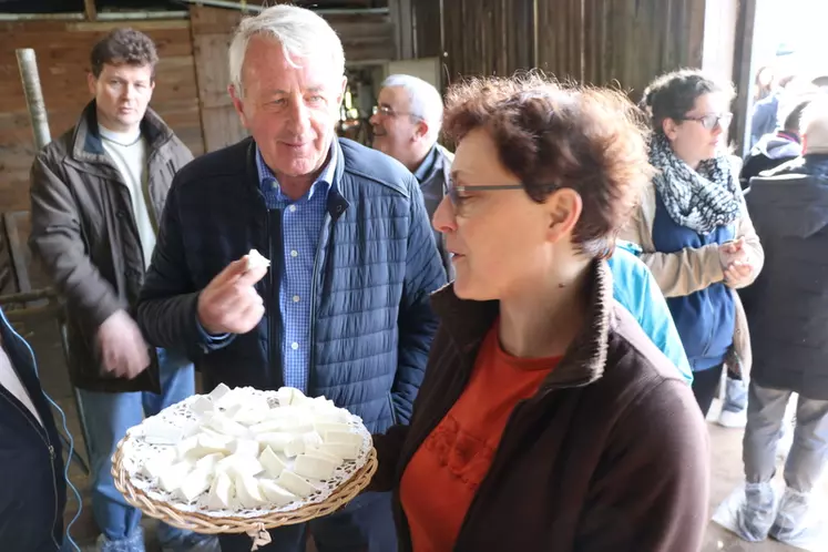 La visite de la ferme de la Chazère s'est terminée sur un moment de convivialité autour des fromages frais fabriqués par Nathalie. © B. Morel