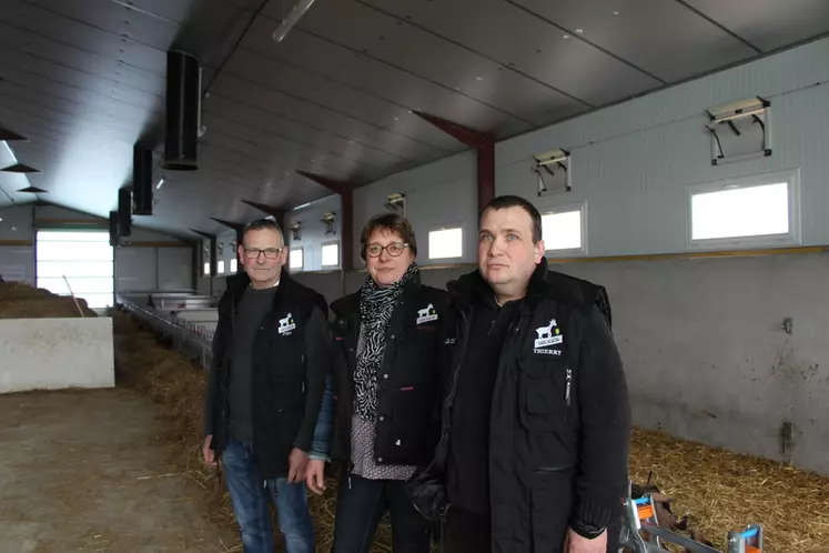 De gauche à droite : Joseph, Maryse et Thierry Lucas. Les éleveurs sont actuellement en phase de prise en main du bâtiment et notamment du système de ventilation. © V. Bargain