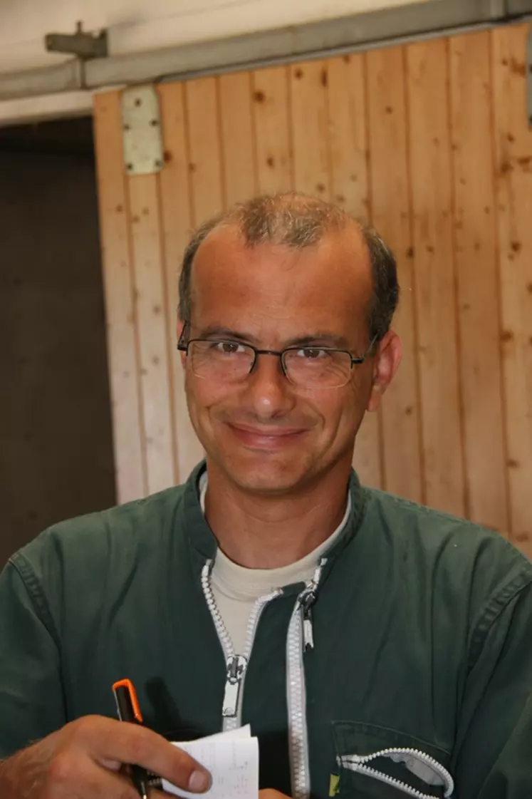 (avec la photo 2Bis) Vincent Moinet, chambre d'agriculture des Deux-Sèvres. « Il est important de contrôler tous les jours chaque faisceau trayeur pour vérifier que les orifices calibrés ne sont pas bouchés ». © D. Hardy
