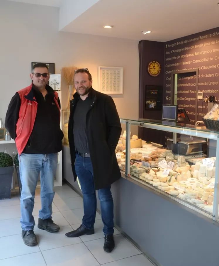 Bruno Grange et Benoît Charron espèrent que ce concours facilitera les relations entre fromagers fermiers et crémiers. © L. Thomas