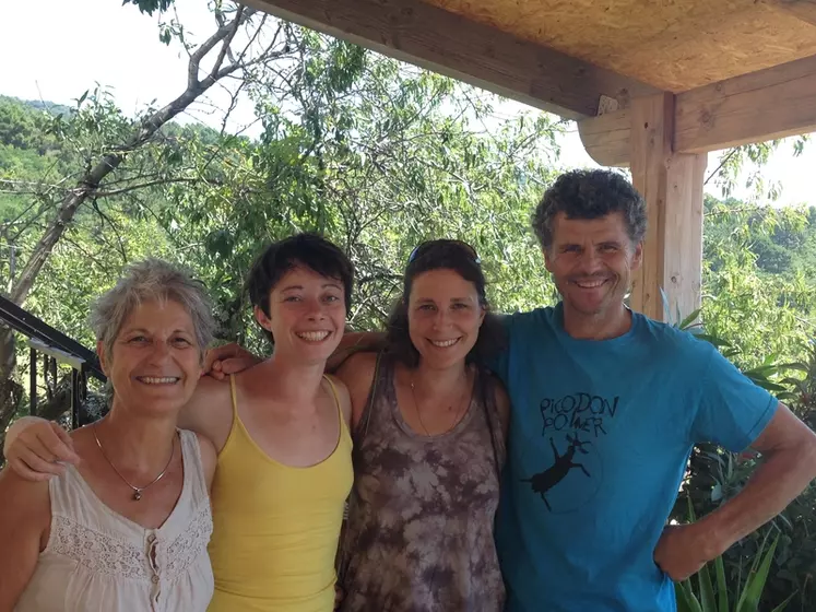 Véronique et Gilles Léon encadrent celles qui vont assurer la pérennité de leur ferme, Céline et Marceline. © Gaec de la Jaubernie