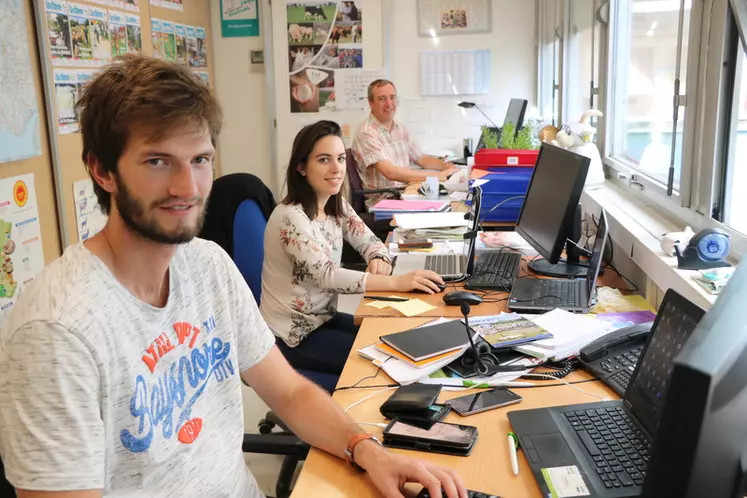 Dans un désordre organisé, l'équipe de rédaction travaille sur les prochains numéros  (de gauche à droite : Bérenger Morel, Marine Steinmann, Damien Hardy). © P. Dumonthier