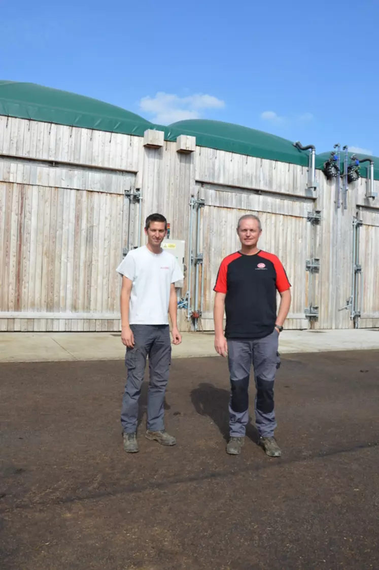 Antoine Chopin et Franck Mérel, deux des six associés du GAEC des Grandes Marettes, gèrent la production énergétique.