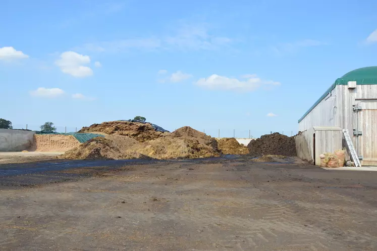OPTION Les matières premières, fumiers caprins et bovins, ensilages de seigle et d’intercultures, sont stockées à proximité des unités de méthanisation. A droite, le digestat qui sera épandu comme du fumier.