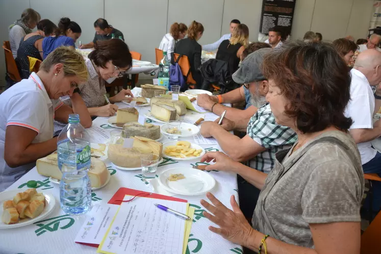 La dégustation des 16 catégories de produits s’est déroulée dans une ambiance conviviale. © L. Thomas