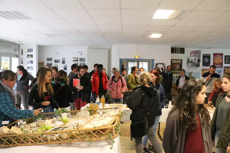 Suite aux conférences, les participants ont pu prolonger leurs discussions autour des fromages que chacun a amené. © B. Morel