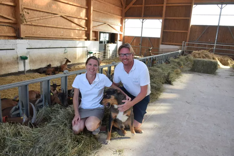 Nathalie et Cédric Carpentier ont travaillé pendant 25 ans dans l'immobilier avant de s'installer éleveurs de chèvres et fromagers. © D. Hardy