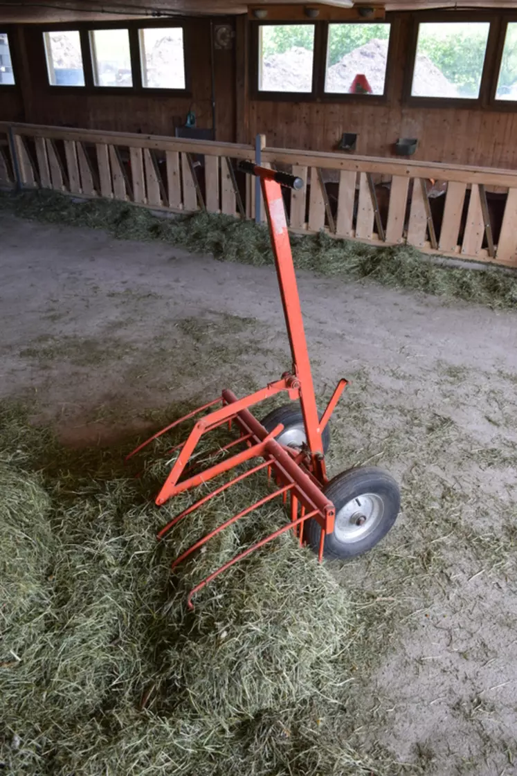 La pince à fourche facilite le transport du foin séché en grange au-dessus de l’aire des chèvres. © D. Hardy