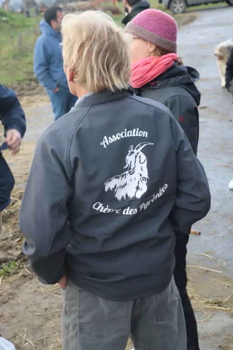 Chacun porte haut les couleurs de la race qu'il défend, mais les associations collaborent entre elles pour les évènements nationaux tels que le salon de l'agriculture à Paris ou Caprinov à Niort. © B. Morel