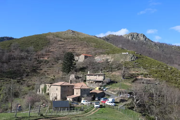 Mohair au Coeur, la ferme de Isabelle et Pascal Gouache, se trouve au coeur de l'Ardèche, à 700 mètres d'altitude. © B. Morel
