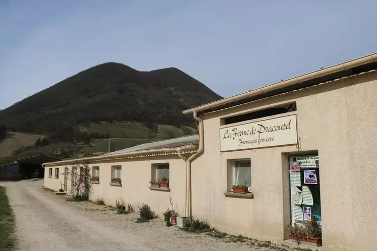 La ferme de Pracoutel est une entreprise familiale au coeur de la Drôme et la fabrication des picodons est inscrit dans ses gènes. © B. Morel