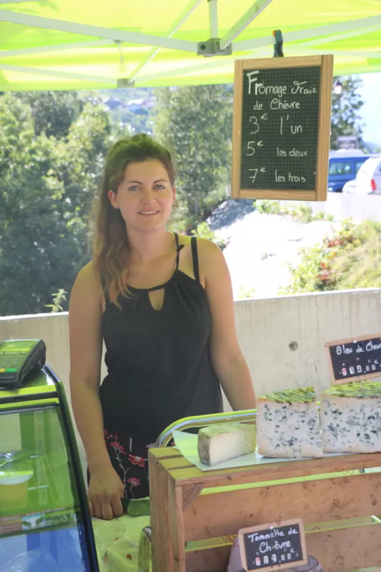 Clémence Frison, 22 ans, a adapté sa fromagerie à l'organisation de son système. Avec une estive éloignée de sa ferme, elle gagne en flexibilité avec son local mobile.  © B. Morel