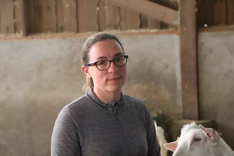 Emilie Takacs et ses associés visent l'autonomie alimentaire et souhaitent garder leurs chèvres le plus longtemps possible pour amortir le coût d'élevage des chevrettes. © B. Morel