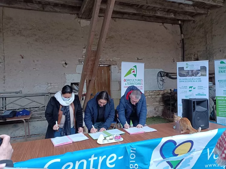 Temanuata Girard, vice-présidente de la région à l’Agriculture et l’Alimentation, Sylvain Boiron, président de l’interprofession régionale caprine et Edouard Guibert, responsable du dossier caprin à la chambre régionale d’agriculture lors de la signature de plan de filière caprine Centre-Val de Loire.