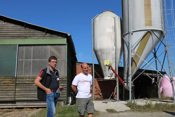 Chez Frédéric Richard, éleveur en Loire-Atlantique, le mélange céréalier et les cultures déshydratées sont stockés dans deux silos.